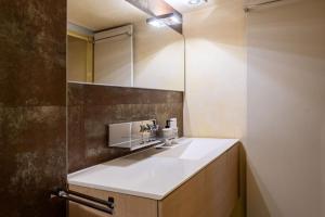 维罗纳SWEETHOME DOMUS 250mq nel centro di Verona con vista sul Teatro Romano的浴室里有洗手池和镜子 更多48张照片