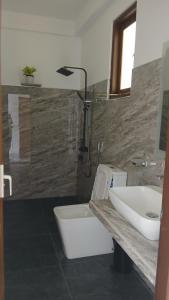 een badkamer met een wastafel en een ligbad bij Holly House Homestay in Ella +58 foto's