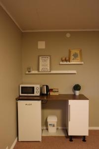 トロムソにあるNordic Sauna Retreatのキッチン(電子レンジ、冷蔵庫付きのカウンター付) +14枚の写真