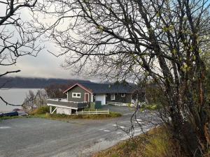 トロムソにあるNordic Sauna Retreatの道路脇に腰掛けた家