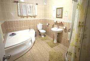 Koupelna v ubytování Haus Megan + 50 fotografií