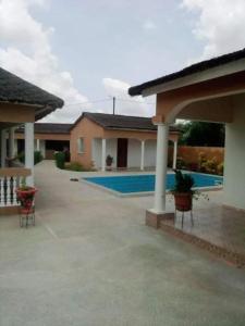 un patio de una casa con piscina en Keur mame, en Fimela