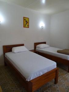 una habitación con dos camas en una habitación en Keur mame, en Fimela 10 fotos más