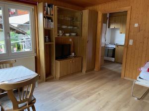 een woonkamer met een tafel en een keuken bij Haus Bortis in Niederwald +45 foto's