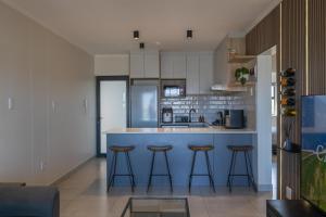 Η κουζίνα ή μικρή κουζίνα στο 8 Blue Tides Premium Blouberg Apartment with Table Mountain View