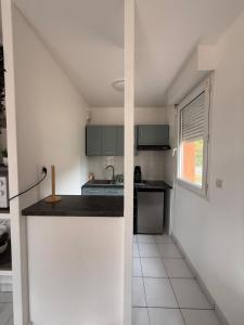 Η κουζίνα ή μικρή κουζίνα στο Charming one bedroom apartment, - pres des commerces et tram FIBRE wifi, Airbus MEET super location +14 φωτογραφίες