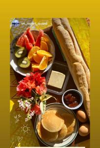 uma mesa com um prato de comida contendo frutas e ovos em Tetaha Lodge em Tiputa mais 11 fotografias