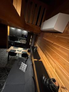 耶姆赛Himos Tomba, Areenan alue的客厅里有一张沙发和一张桌子。