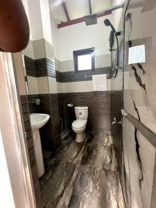 a bathroom with a toilet and a sink at Yasiru Villa in Weligama