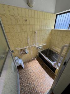 橋本市にあるゲストハウス輪のバスタブとトイレ付きのバスルーム +14枚の写真