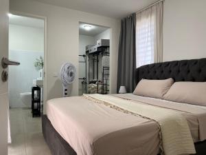 een slaapkamer met een groot bed en een badkamer bij Casa Wechi in Willemstad +20 foto's