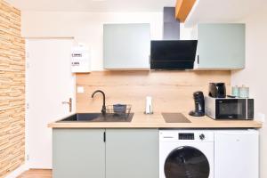 a kitchen with a washing machine and a sink at NOUVEAU BOHEME STUDIO - Netflix & Clim - Centre Ville Transports - Idéal PRO ou COUPLE - Cosy & Confort - NEUF & OFFRE SPÉCIALE in Saint-Omer