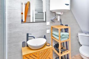 a bathroom with a sink and a toilet at NOUVEAU BOHEME STUDIO - Netflix & Clim - Centre Ville Transports - Idéal PRO ou COUPLE - Cosy & Confort - NEUF & OFFRE SPÉCIALE in Saint-Omer