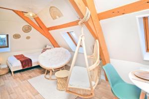 a room with a swing and a bedroom at NOUVEAU BOHEME STUDIO - Netflix & Clim - Centre Ville Transports - Idéal PRO ou COUPLE - Cosy & Confort - NEUF & OFFRE SPÉCIALE in Saint-Omer