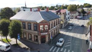 een uitzicht op een gebouw in een stadsstraat bij Apartments24 Black 1903 in Rakvere