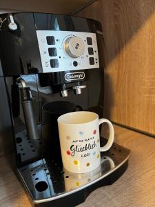 Příslušenství pro přípravu čaje a kávy v ubytování FeWo Seenland