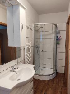 Koupelna v ubytování Monteurwohnung Kirchveischede