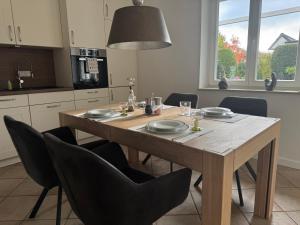 a dining room table with chairs and a dining room at Kranichstube in Rövershagen