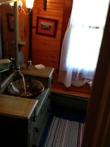 Fotografie z fotogalerie ubytování Lovingly Restored Historic Cottage in Adirondack Mountains, New York v destinaci North River