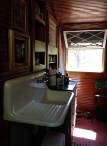 Fotografie z fotogalerie ubytování Lovingly Restored Historic Cottage in Adirondack Mountains, New York v destinaci North River