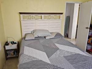 Ένα ή περισσότερα κρεβάτια σε δωμάτιο στο J's vacation home