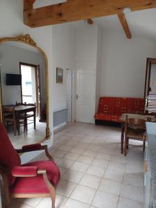 Mauléon-BarousseにあるLes Suites de Mauléonのリビングルーム(赤いソファ、鏡付)