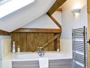 UggeshallにあるThe Granary-E3567の木製の壁の浴室にある浴槽