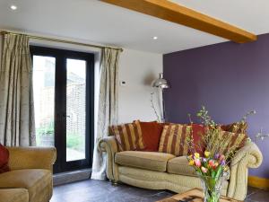 UggeshallにあるThe Granary-E3567のソファと窓のあるリビングルーム +9枚の写真