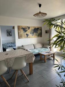 un salon avec un canapé et une table dans l'établissement Les Tamaris, à Arles