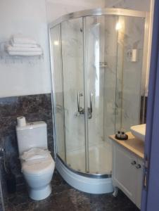 noonbir Alaçatı otel في ألاتشاتي: حمام مع دش ومرحاض ومغسلة