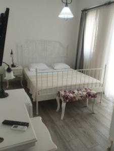 a white bedroom with a bed and a desk at noonbir Alaçatı otel in Alacati