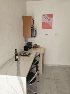 Kuchyň nebo kuchyňský kout v ubytování Suite Serene At Phoenix Park Village 1