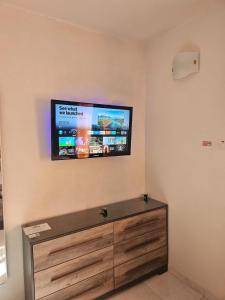 a flat screen tv hanging on a wall at Suite Serene At Phoenix Park Village 1 in Portmore +38 photos