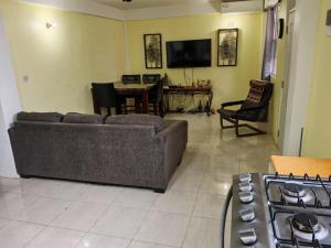 ein Wohnzimmer mit Sofa und Tisch in der Unterkunft J's vacation home in Wallhouse + 2 Fotos