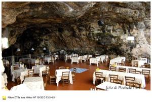 um restaurante com mesas e cadeiras numa caverna em Appartamento L'Ulivo em Conversano
