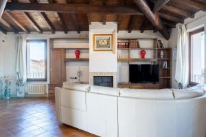 TV a/nebo společenská místnost v ubytování SWEETHOME ARENA VIEW - con parcheggio