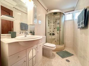 een badkamer met een wastafel, een toilet en een douche bij Lido Funchal in Funchal +18 foto's