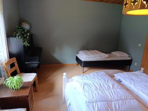 Ένα ή περισσότερα κρεβάτια σε δωμάτιο στο Venjans Campings Vandrarhem