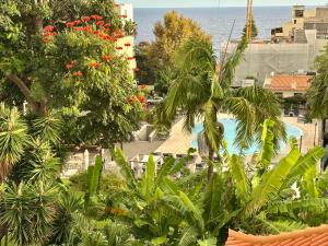 een uitzicht op een resort met een zwembad en de oceaan bij Lido Funchal in Funchal