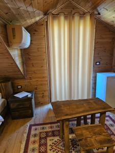 Posezení v ubytování Bujtina Guri Hanit