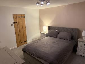 Postel nebo postele na pokoji v ubytování Two bedroom house in eye Suffolk with parking