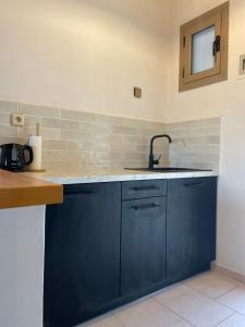 アモウディにあるSteno Villa Amoudiの青いキャビネットとシンクのあるキッチン
