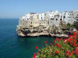 um grupo de edifícios numa ilha na água em Appartamento L'Ulivo em Conversano