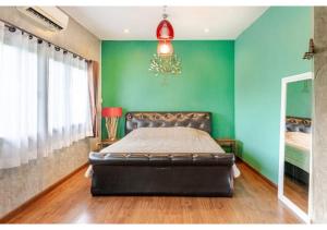 Ένα ή περισσότερα κρεβάτια σε δωμάτιο στο Wood U Need Home