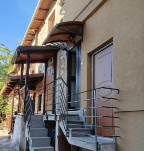 En balkon eller terrasse på Mary's house