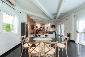 un soggiorno con tavolo e sedie di Platinum Villa Rawai 76 a Rawai Beach