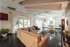 un soggiorno con un divano e un tavolo di Platinum Villa Rawai 76 a Rawai Beach