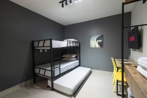 Postel nebo postele na pokoji v ubytování 108-Studio funcional com treliche prox UEL