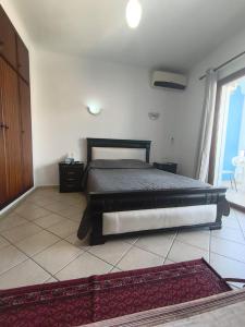 卡博尼格洛Cabo Dream的一间卧室，里面有一张床和一扇大窗户。