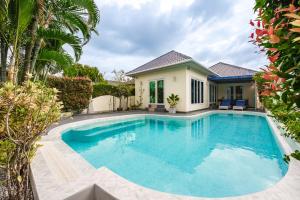 una piscina davanti a una casa di Platinum Villa Rawai 76 a Rawai Beach